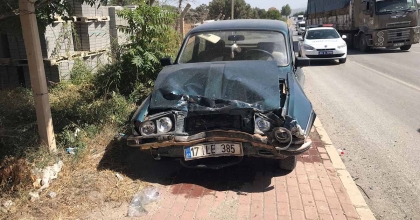 UŞAK’TA İKİ OTOMOBİL ÇARPIŞTI: 2 YARALI