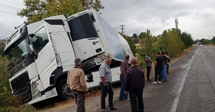 YAĞIŞLI HAVADA TIR ŞARAMPOLE YUVARLANDI