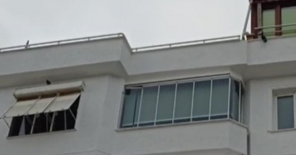 EVİNİN BALKONUNDAN DÜŞEN GÜLLÜ HAYATINI KAYBETTİ