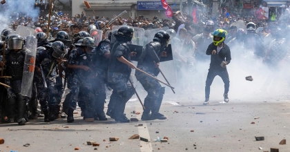 NEPAL’DE KRİZ DERİNLEŞİYOR: 19 KİŞİ ÖLDÜ, EKONOMİ BAKANI NEHRE ATILDI