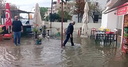 SAĞANAK YAĞIŞ ALİAĞA’DA SU BASKINLARINA NEDEN OLDU