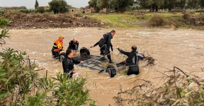 KIZIYLA TELEFONDA GÖRÜŞÜRKEN SEL SULARINA KAPILDI