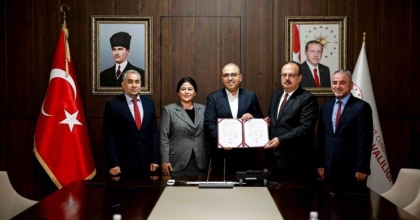 ADÜ İLAHİYAT FAKÜLTESİ’NDE YAPILACAK OLAN CAMİ İÇİN İMZALAR ATILDI