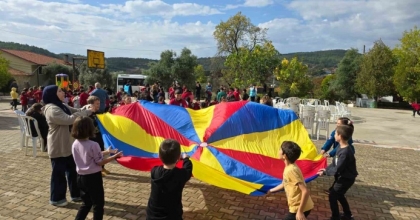 MUĞLA’DA ’MERKEZİM HER YERDE’ PROJESİYLE KÖY OKULUNA NEŞE GELDİ

