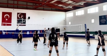 LİSELİ GENÇLER ŞAMPİYONLUK İÇİN TER DÖKTÜ
