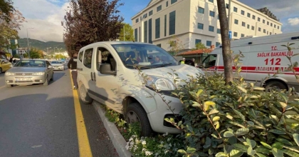 ARAÇ REFÜJE ÇIKTI: 1 YARALI
