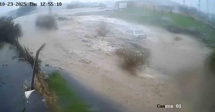 FOÇA’DA KAPTANOĞLU’NUN ARACININ SELE KAPILDIĞI ANLAR
