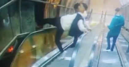 İZMİR’DE ÜST GEÇİDİN KORKULUKLARINA ZARAR VEREN 2 KİŞİ TUTUKLANDI