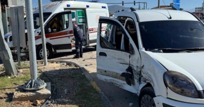 FETHİYE’DE AMBULANSLA HAFİF TİCARİ ARAÇ ÇARPIŞTI: 2 YARALI