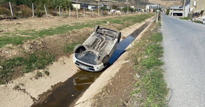 KANALA UÇUP TERS DÖNEN ARAÇTAN BURUNLARI BİLE KANAMADAN ÇIKTILAR