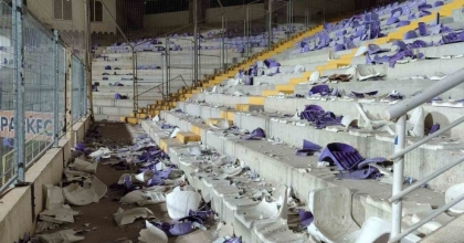 AFYONKARAHİSAR’DA OLAYLI MAÇ, BİNLERCE KOLTUĞU SÖKÜP SAHAYA ATTILAR
