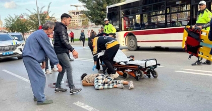 BELEDİYE OTOBÜSÜNÜN ÇARPTIĞI KADIN AĞIR YARALANDI
