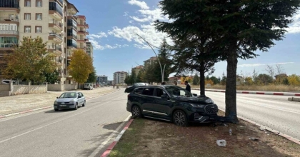 UŞAK’TA ARAÇ AĞACA ÇARPTI: 2 YARALI
