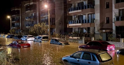 SAĞANAK BERGAMA’YI VURDU, SOKAKLAR GÖLE DÖNDÜ
