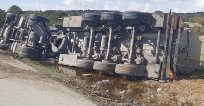 UŞAK’TA TIR YAN YATTI: 1 YARALI