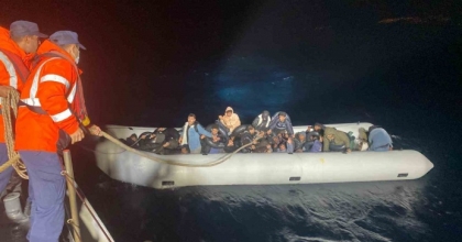 İZMİR AÇIKLARINDA 2 LASTİK BOT DURDURULDU, 86 GÖÇMEN YAKALANDI
