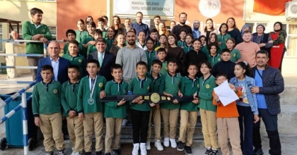 MİLLİ GÜREŞÇİ FEYZULLAH AKTÜRK, ÖĞRENCİLERLE SÖYLEŞİDE BULUŞTU