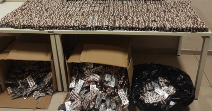 İZMİR’DE BİNLERCE UYUŞTURUCU NİTELİKLİ HAP ELE GEÇİRİLDİ
