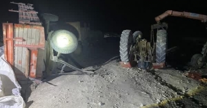 DEVRİLEN TRAKTÖRÜN ALTINDA KALAN SÜRÜCÜ HAYATINI KAYBETTİ