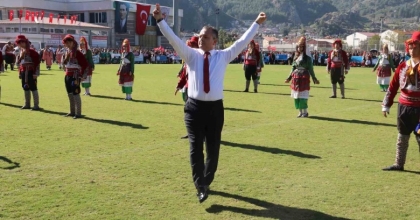 KAYMAKAM AKKAYA’NIN ZEYBEK GÖSTERİSİ BÜYÜK BEĞENİ TOPLADI