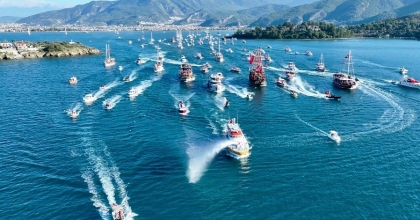 FETHİYE’DE CUMHURİYET’İN 102. YILI DENİZ VE KARA KORTEJİYLE COŞKUYLA KUTLANDI
