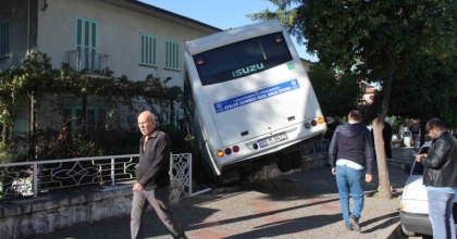 MİNİBÜS EVİN BAHÇESİNE GİRDİ
