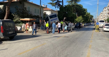 FRENİ TUTMAYAN MİNİBÜS EVİN BAHÇESİNE DALDI, FACİA TEĞET GEÇTİ