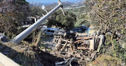 KAMYON ŞARAMPOLE DEVRİLDİ, SÜRÜCÜ MAHSUR KALDI
