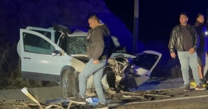 UŞAK’TA CİP İLE OTOMOBİL ÇARPIŞTI: 2 ÖLÜ, 3 YARALI
