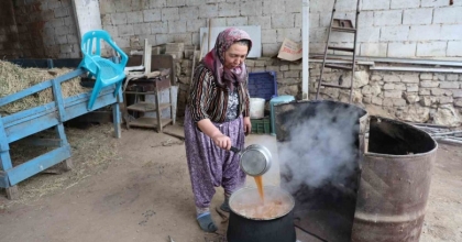AYDIN’DA NARLAR GELENEKSEL YÖNTEMLE EKŞİYE DÖNÜŞÜYOR

