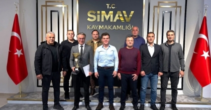 SİMAV KAYMAKAMI KARALOĞLU ŞAMPİYON VOLEYBOL TAKIMINI KABUL ETTİ
