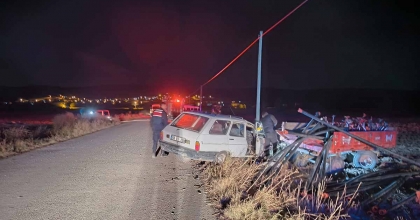OTOMOBİL SU BORUSU YÜKLÜ TRAKTÖR RÖMORKUNA ÇARPTI: 2 YARALI