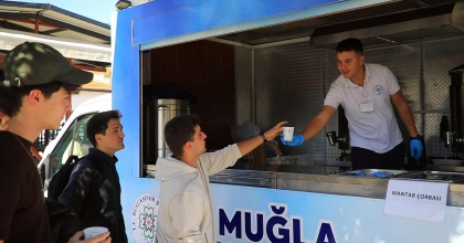MUĞLA BÜYÜKŞEHİR’DEN ÖĞRENCİLERE SICAK ÇORBA
