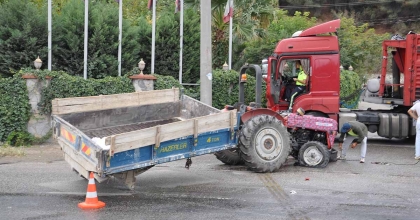 MANİSA'DA TIRLA ÇARPIŞAN TRAKTÖRÜN SÜRÜCÜSÜ HAYATINI KAYBETTİ