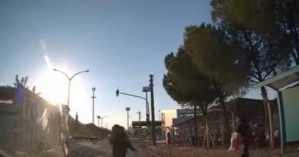 SERVİSTEN İNERKEN ÖLÜMLE BURUN BURUNA GELDİ