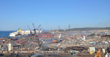 ALİAĞA GEMİ SÖKÜM BÖLGESİ'NDE İŞ KAZASI: 1 İŞÇİ HAYATINI KAYBETTİ