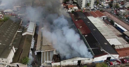 İZMİR’DEKİ DEPO YANGINI KONTROL ALTINDA