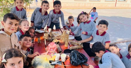 MİNİK ELLERDEN SOKAK HAYVANLARINA SEVGİ DOLU YİYECEKLER