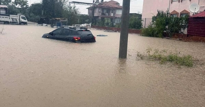 ORTACA’DA ŞİDDETLİ YAĞIŞ SONRASI ARAÇLAR SU ALTINDA KALDI