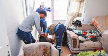 YUNUSEMRE'DE ÇÖP EVDEN 2 KAMYON ÇÖP ÇIKARILDI