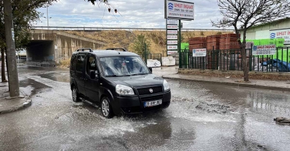 İZMİR'DE ETKİLİ OLAN SAĞANAK SONRASI YOLLAR GÖLE DÖNDÜ