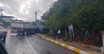 SÜRÜCÜNÜN HAKİMİYETİNİ KAYBETTİĞİ TIR KALDIRIMA ÇIKTI