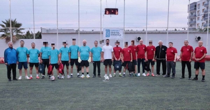 MENEMEN’DE GENÇLER SAHADA BULUŞTU