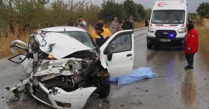 OTOMOBİL İLE KAMYONET KAFA KAFAYA ÇARPIŞTI: 1 ÖLÜ, 2 YARALI