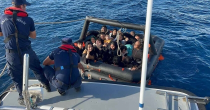 İZMİR AÇIKLARINDA 85 DÜZENSİZ GÖÇMEN KURTARILDI, 73 GÖÇMEN YAKALANDI