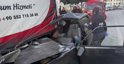 KONTROLDEN ÇIKAN OTOMOBİL PARK HALİNDEKİ KAMYONETE OK GİBİ SAPLANDI