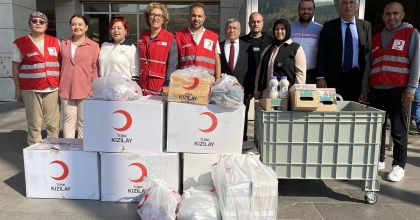 ALAŞEHİR KIZILAY’DAN DEVLET HASTANESİ SOSYAL MARKETİNE 600 KALEM YARDIM