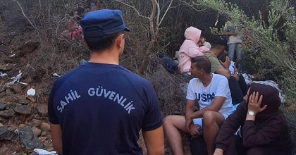 BONCUKLU KOYUNDA 29’U ÇOCUK 59 DÜZENSİZ GÖÇMEN VE 3 GÖÇMEN KAÇAKÇISI YAKALANDI