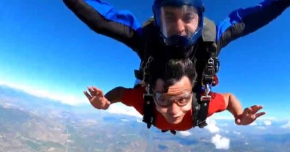 BEDENSEL VE GÖRME ENGELLİ SPORCUDAN NEFES KESEN PARAŞÜT ATLAYIŞI