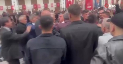 CHP KONGRESİNDE İKİ ADAYIN DESTEKÇİLERİ BİRBİRİNE GİRDİ